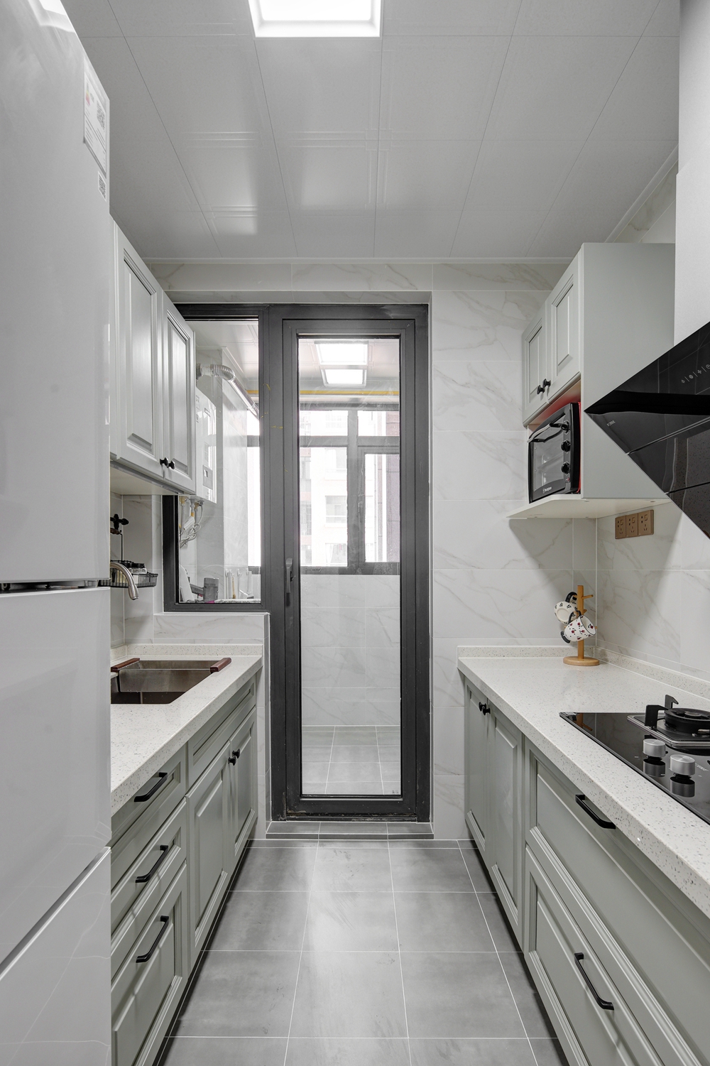 厨房采空间面积紧凑，橱柜双一字型设计使空间更加明亮开阔，动线设计良好。 