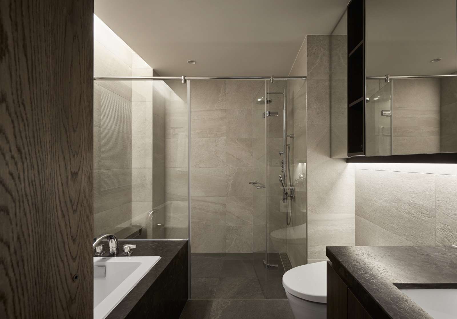 卫浴空间以玻璃为主的干湿分离成为空间的视觉焦点，整体色调柔和温婉。