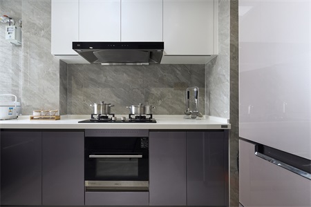 厨房配色温雅浪漫，紫色橱柜增加了质感，大理石背景很好的过渡了收纳空间。