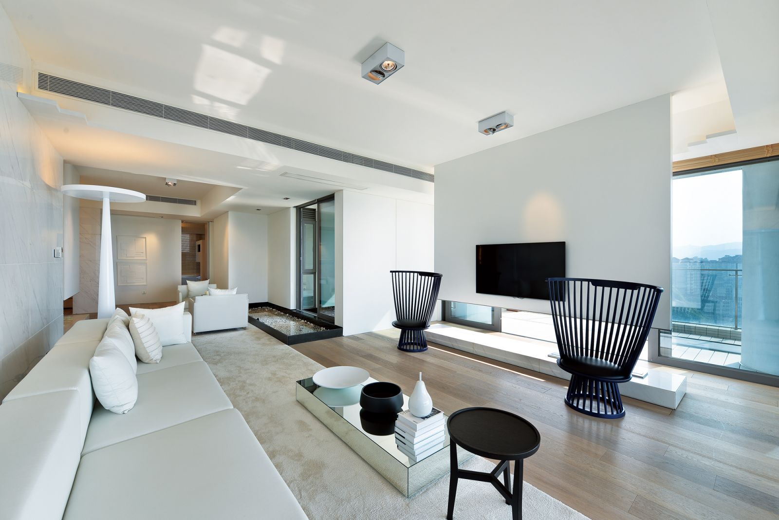 白色空间里被色铁艺元素增加了质感和空间感，电视墙的设计让空间更有时尚感。
