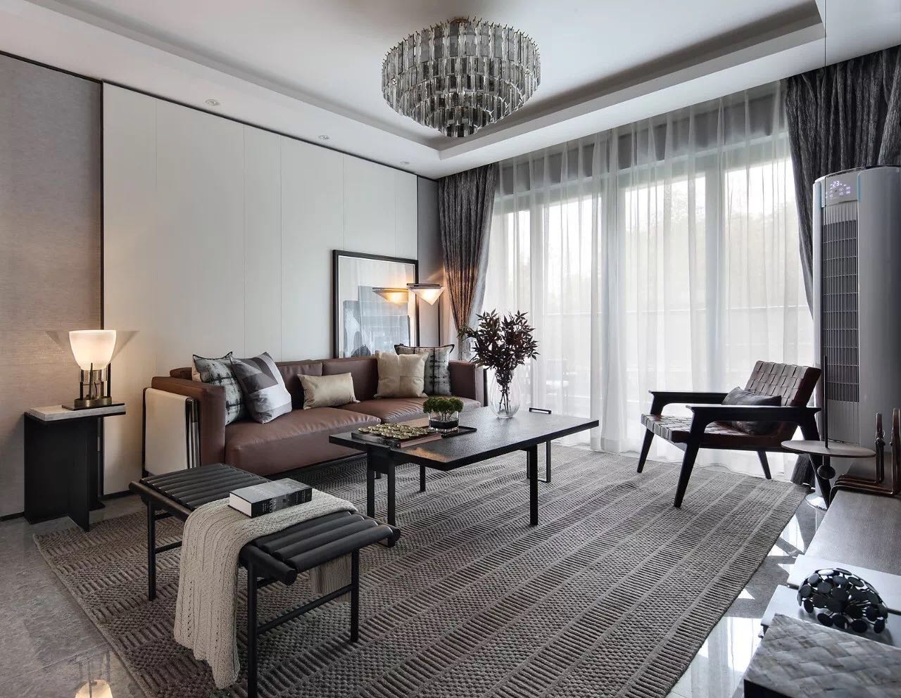 咖色皮质沙发与净色背景墙相搭配，局部采用深色家具过度，客厅简约不失典雅。