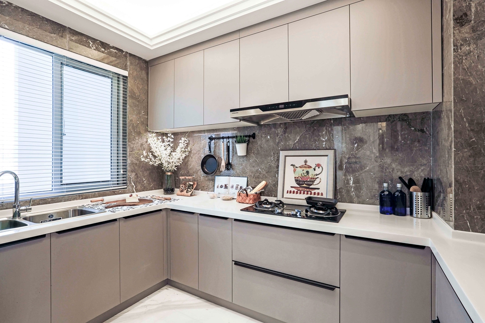 厨房空间为米色主调，米色橱柜简单高级，展现出惬意居家的烹饪氛围。