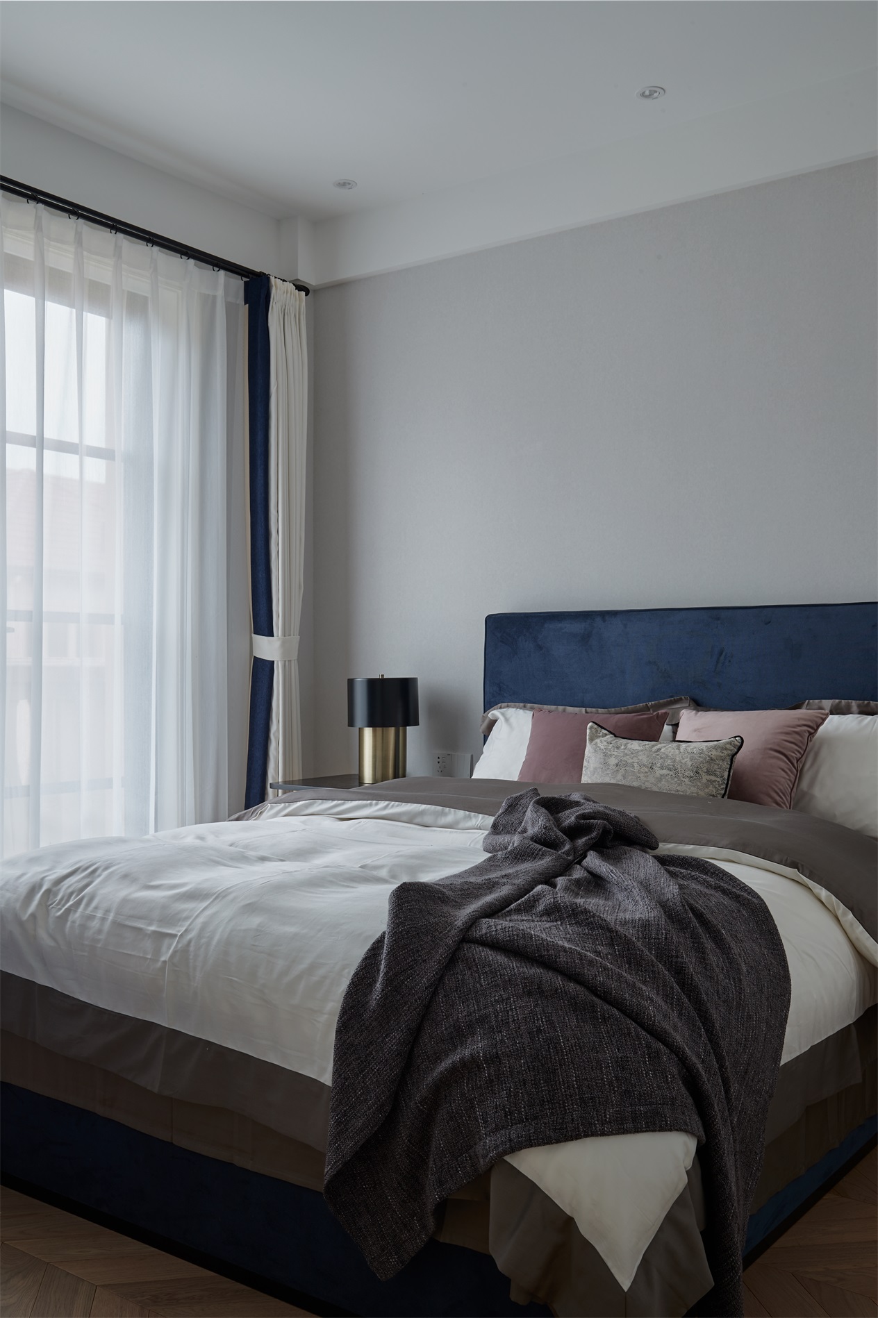 老人房以白色为主题，蓝色床头衍生出精致而有序的生活气息，格调感十足。