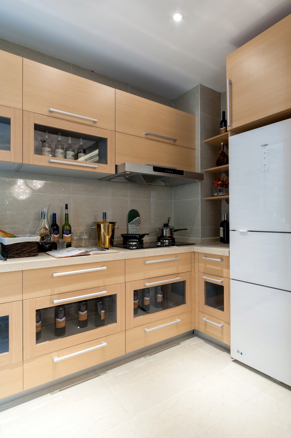 浅木色橱柜贯穿整个厨房设计，看似简单的烹饪空间，细节处彰显精致。