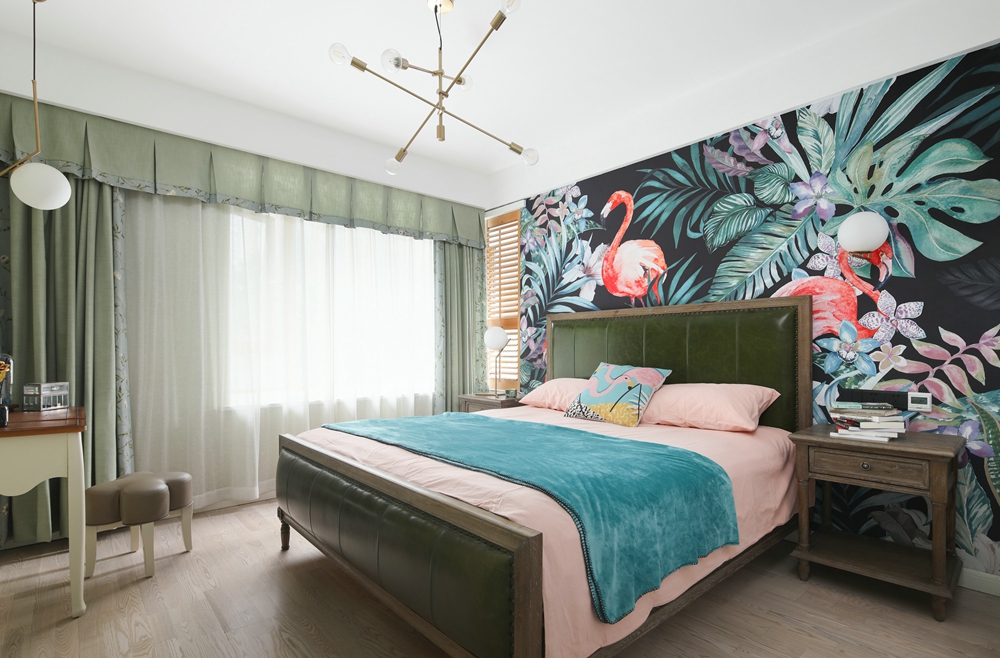 火烈鸟壁纸让主卧空间变得不再单调，粉色与蓝色床品撞色搭配，令空间简洁却有不失活力。