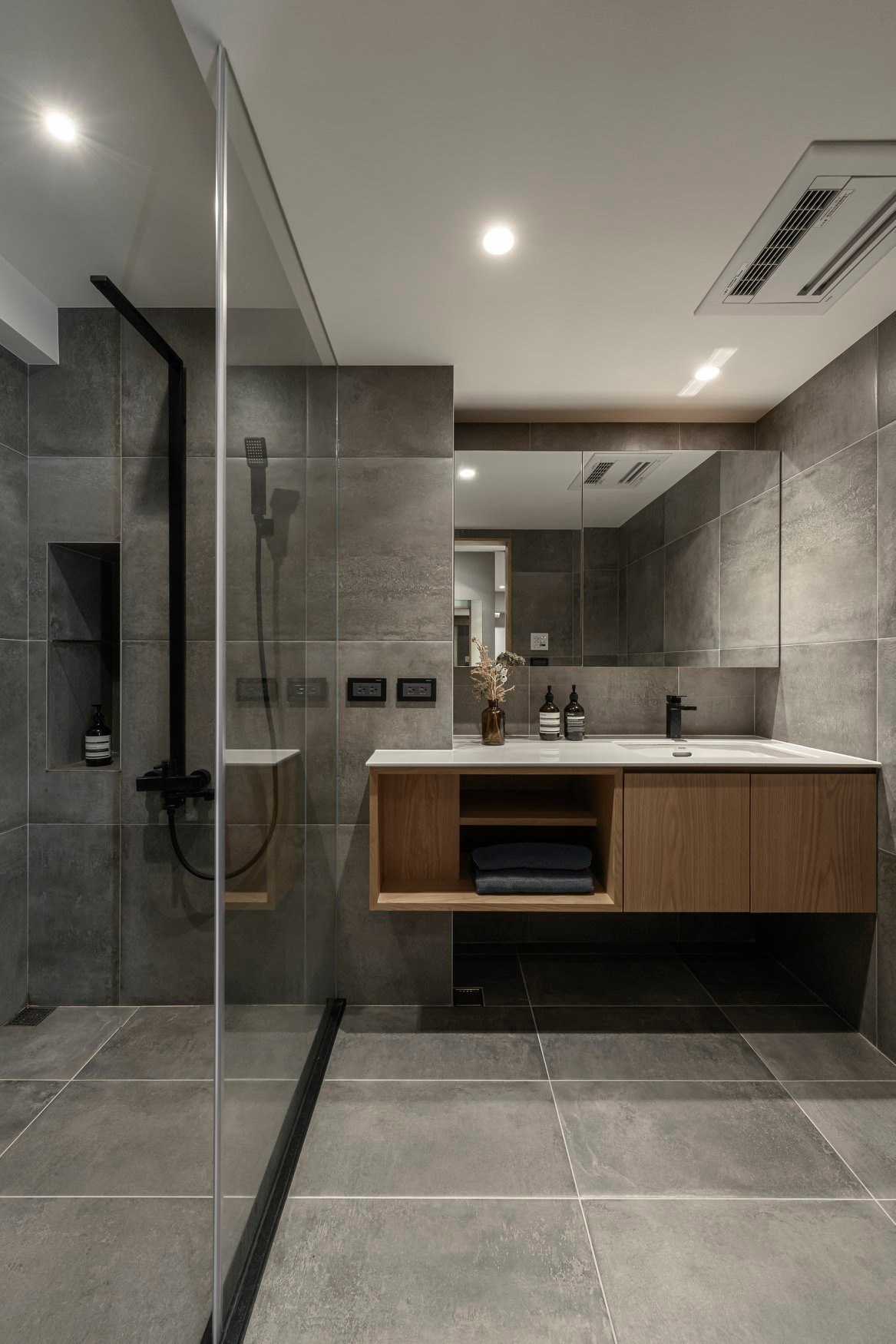 卫浴空间面积宽敞，动线贯通，增强空间的互动性，局部使用干湿分离设计。