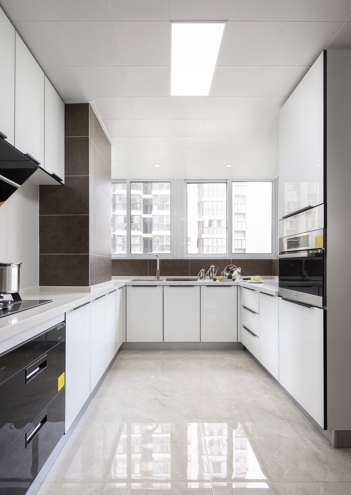 白色厨房设计，强调简约与大气，优秀的动线突出了现代生活的高效。