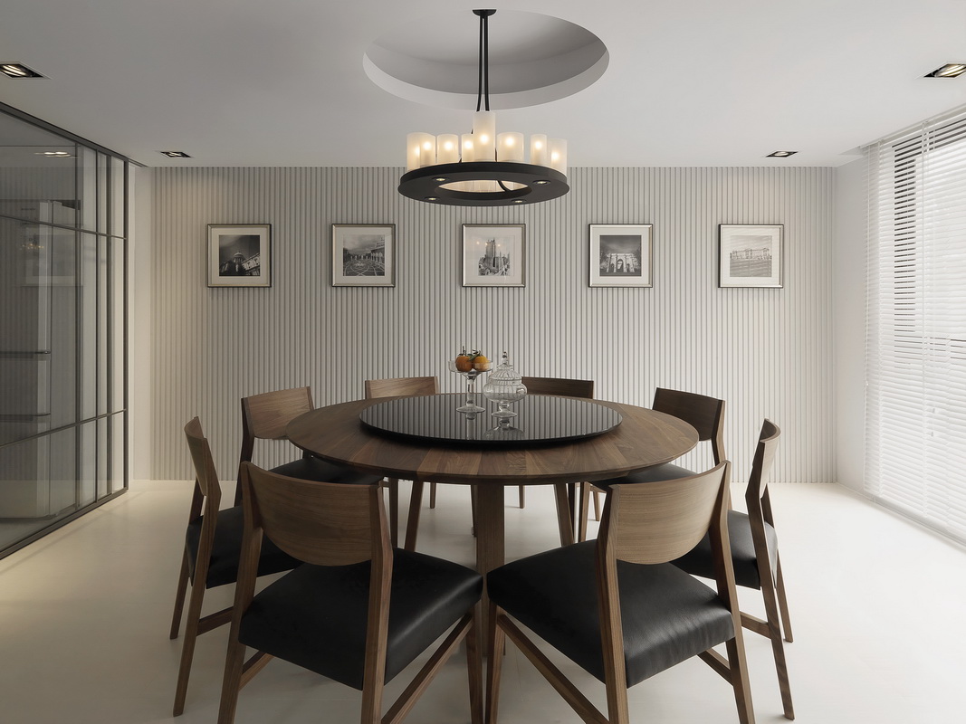相框均匀的挂置在墙面，搭配木质调的餐桌椅，让餐厅空间格外舒适大气。