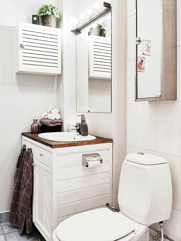 卫生间以白色为基调，白色洁具、明镜等元素的设置，赋予了空间随性感。