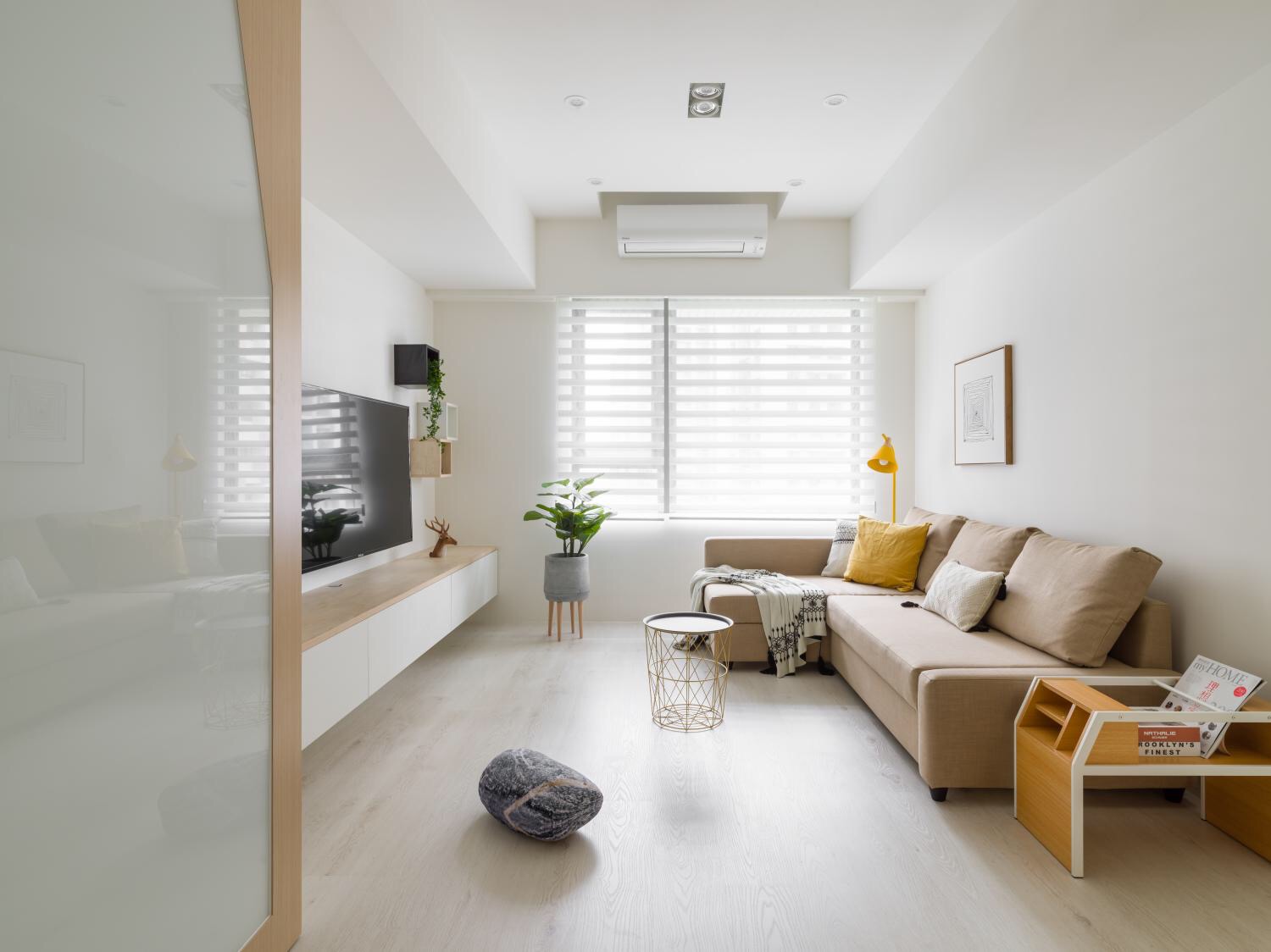 客厅采光较好,米色布艺沙发在白色空间中,清润细腻,时尚中不失稳重.