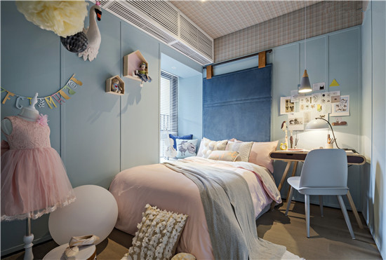 侧卧蓝色背景结合粉色床品设计，空间层次十分丰富，显得非常舒适温馨。