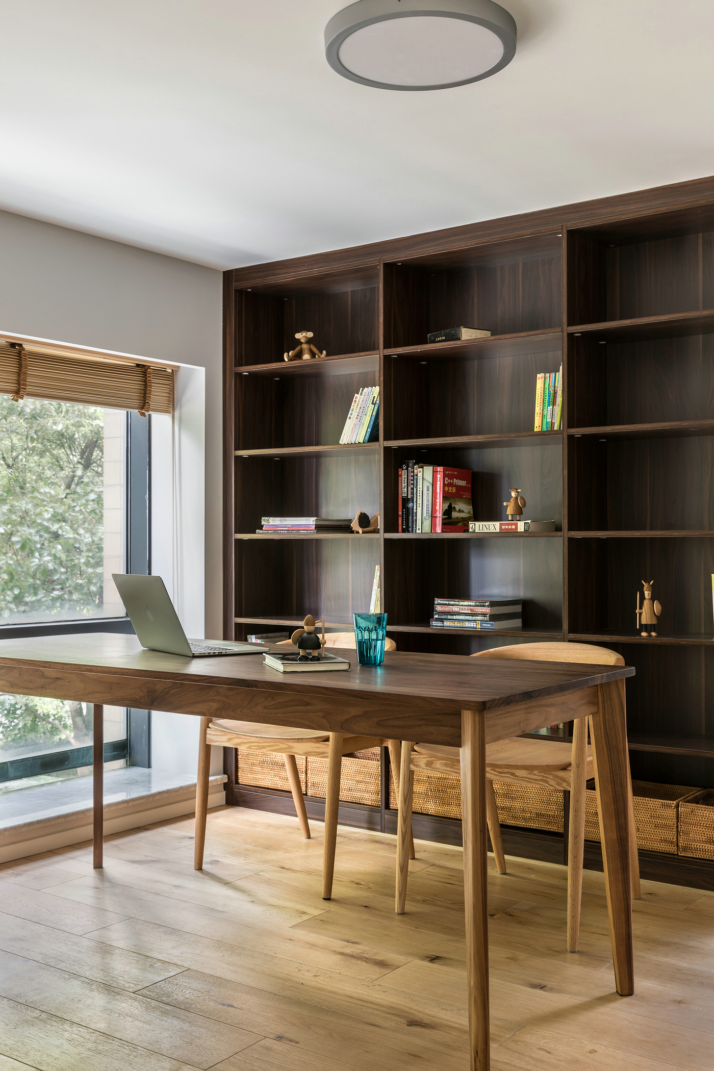 书房则采用定制一体化行布局，最大程度的利用空间布局来满足各类功能需求。