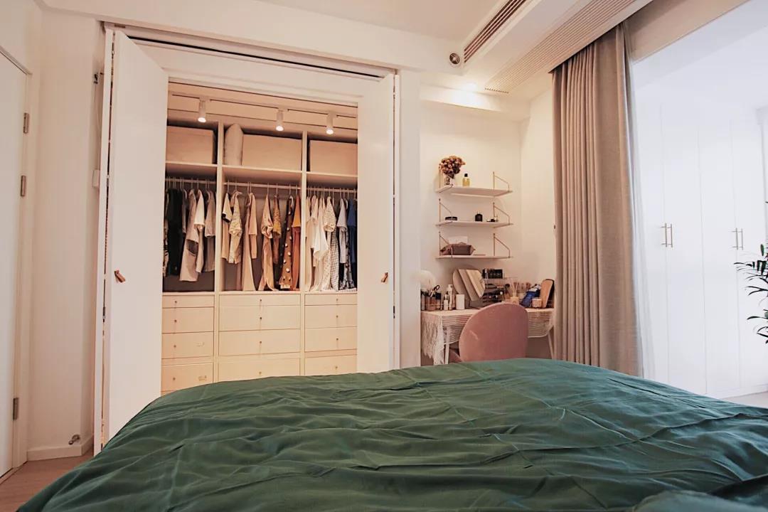 卧室格局设计巧妙，麻雀虽小五脏俱全，结合衣帽间，让卧室看起来更有格调。