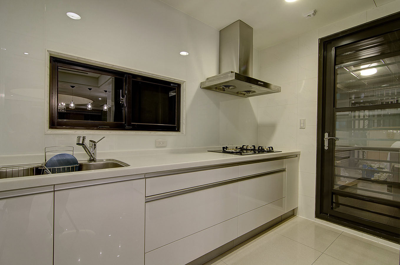 厨房动线流畅，主要以白色为主基调，凸显空间干净整洁的空间氛围。