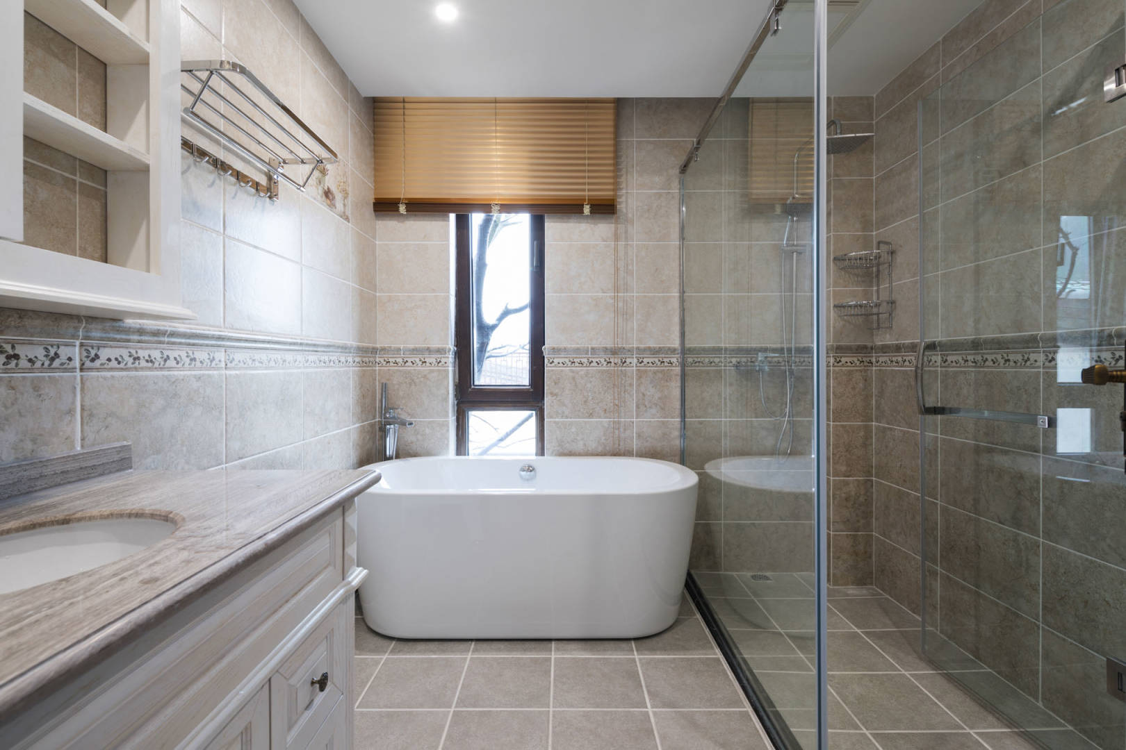 卫生间使用了干湿分离设计，加强了细节的刻画，呈现出清晰的层次感。