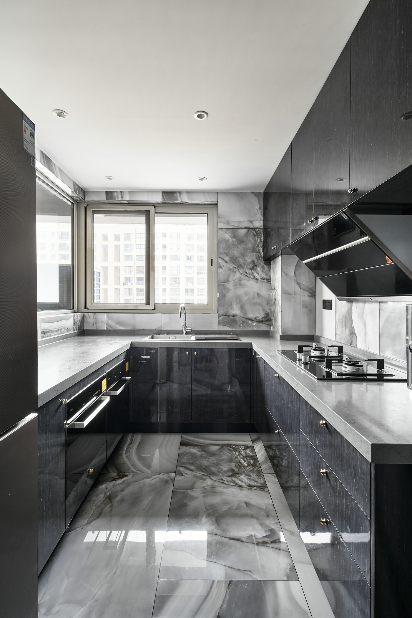 U型厨房设计结构紧凑，地面采用黑白大理石铺贴，搭配定制橱柜，简约不失高级感。