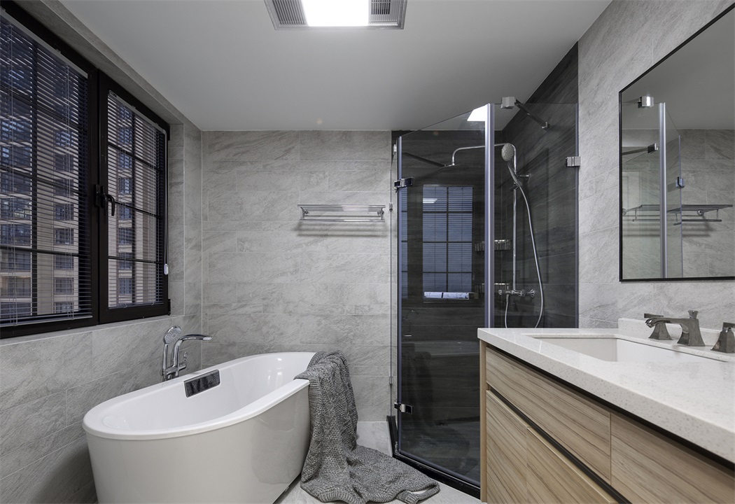 卫浴干湿分离到位，室内兼具淋雨与浴缸，深深浅浅的色彩搭配赋予了空间较好的层次感。