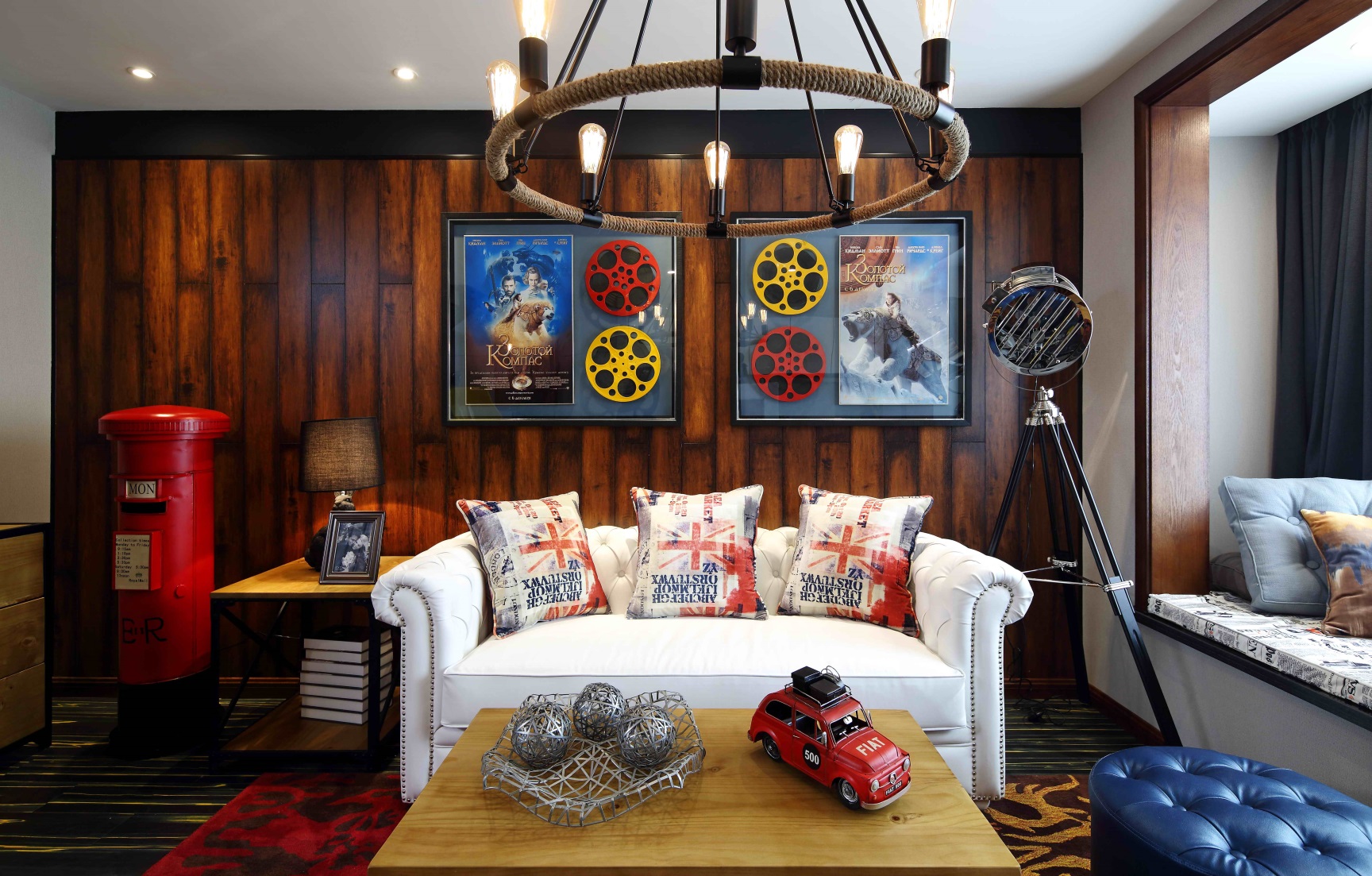 客厅多以色彩清新的原木色系列规划，空间透明透亮，给人一种敞亮舒适的感觉。