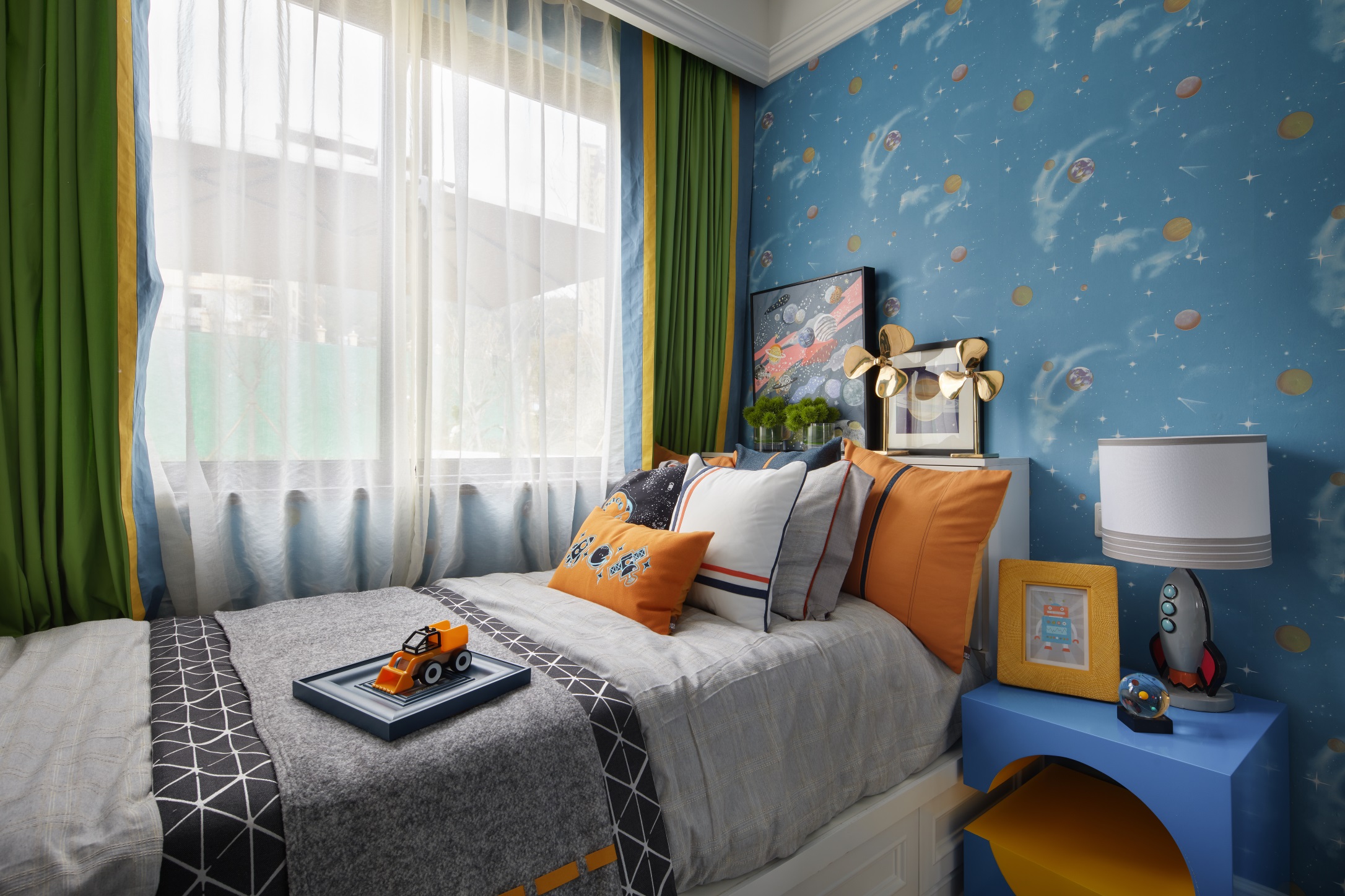 次卧配色鲜明，背景采用蓝色壁纸装饰，让空间充满踏实稳重的感觉。