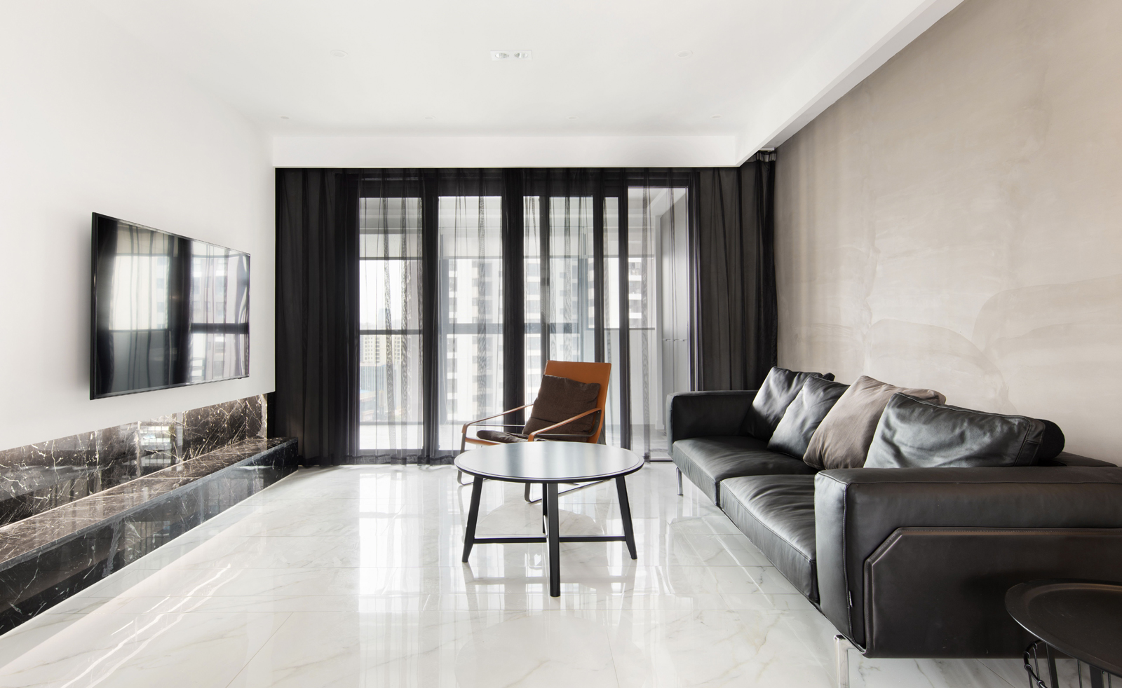 客厅空间不大，不宜选择过于复杂的造型和结构，简单大方更加合适。