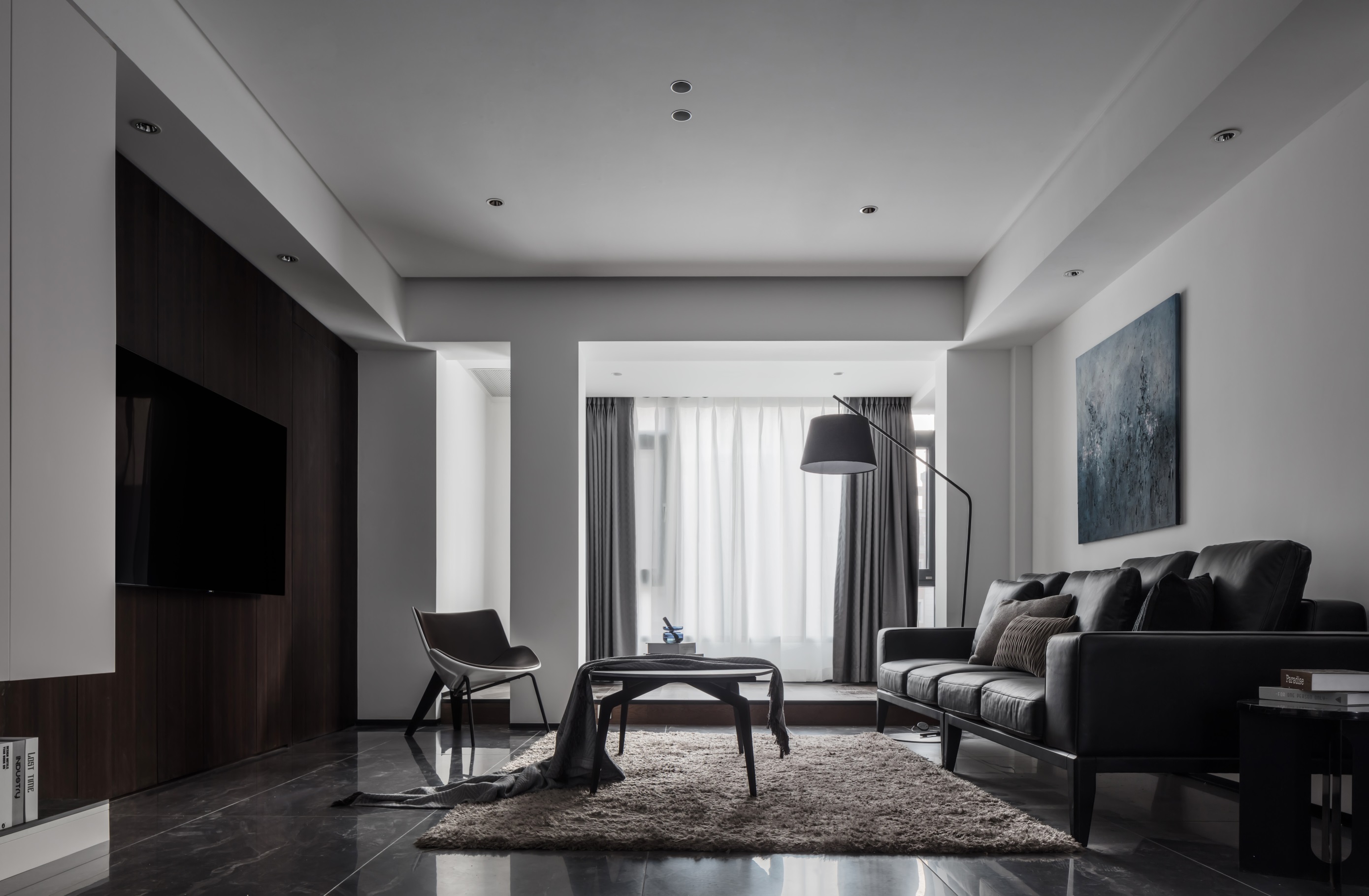 客厅落地窗保证了空间的采光，室内采用暖灰色为基调，空间更显禅意。