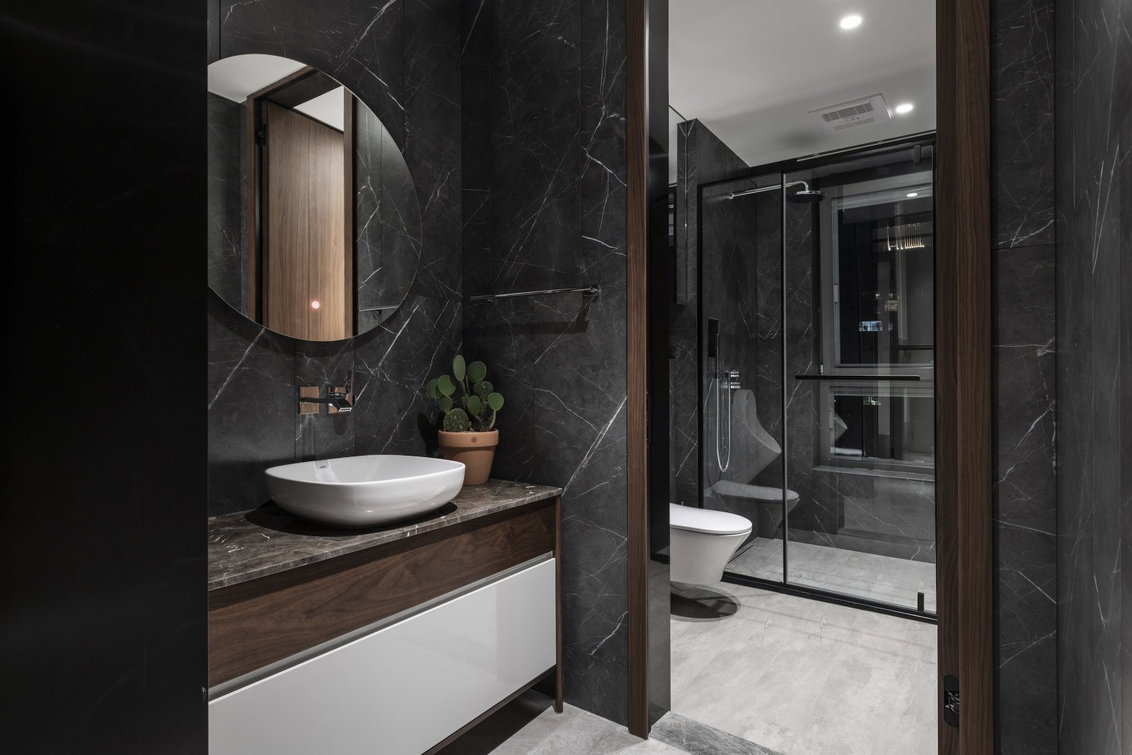 卫浴空间采用三式分离设计，很好的划分了出洗手台、坐便器和淋浴区。