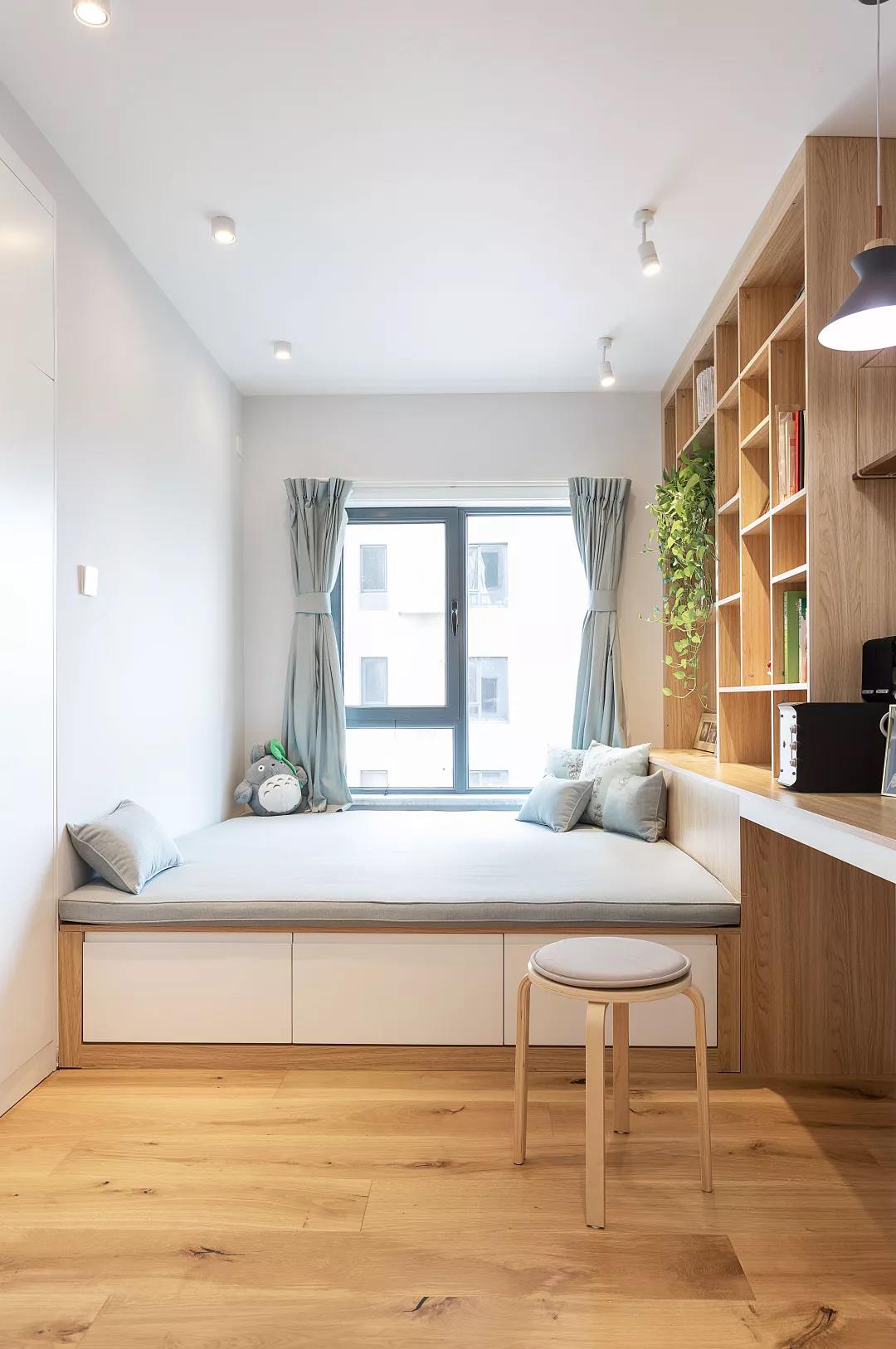 侧卧榻榻米设计提升了空间使用率，卧室面积不大的业主可以参考使用。