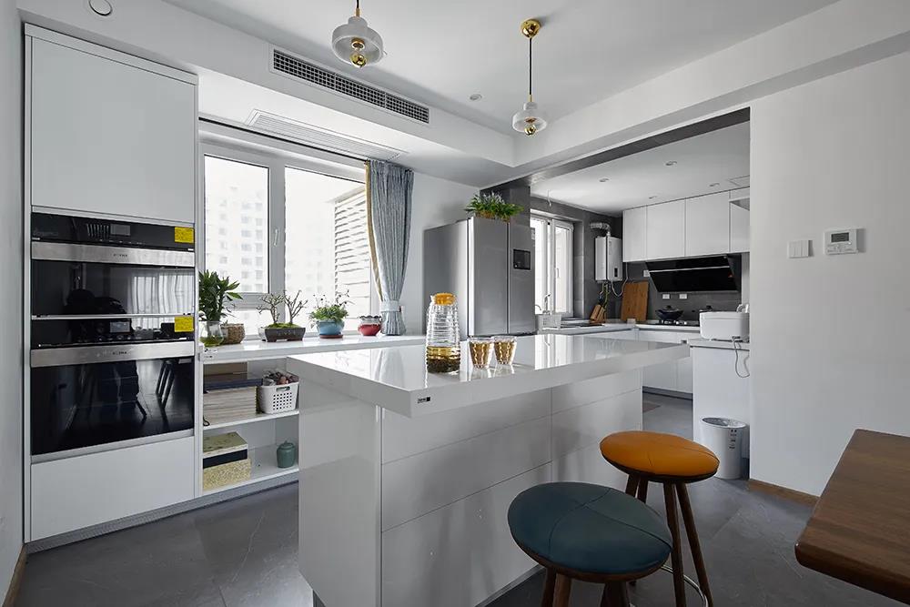厨房以白色为基调，局部设计吧台，使空间更加大气，现代元素和谐统一。