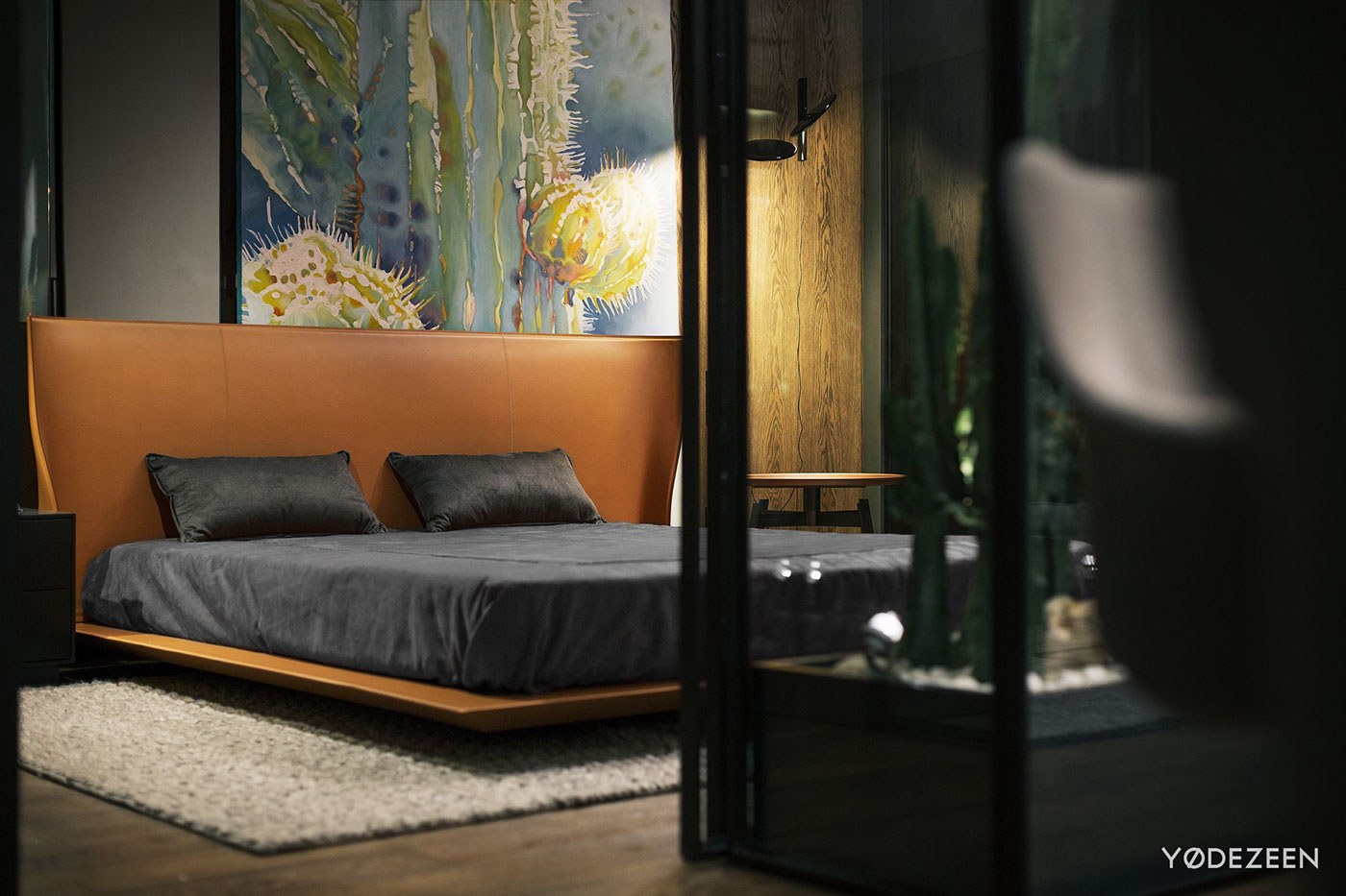 次卧的设计时尚雅致，橘色床体搭配灰色床品，为整个空间带来时髦的气息。