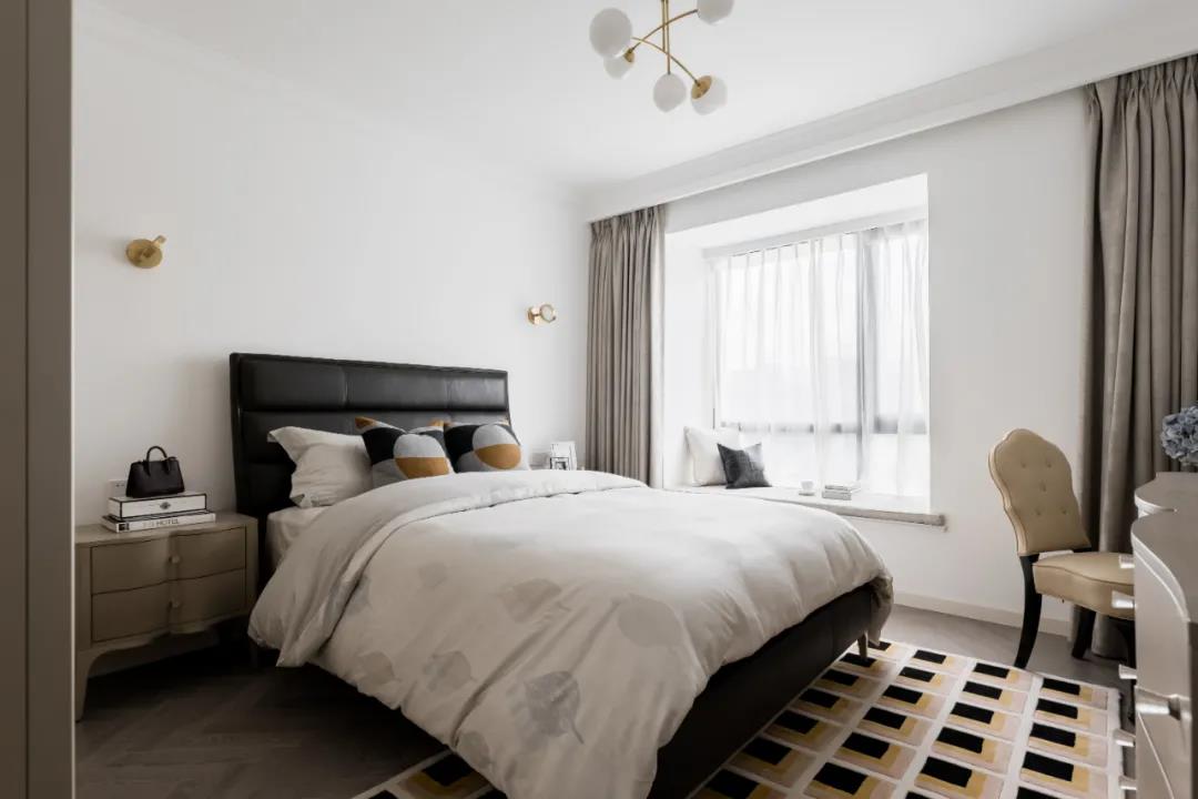 卧室配色简约，床头色彩以黑色为主，高纯度色彩大量运用，使室内十分静谧。