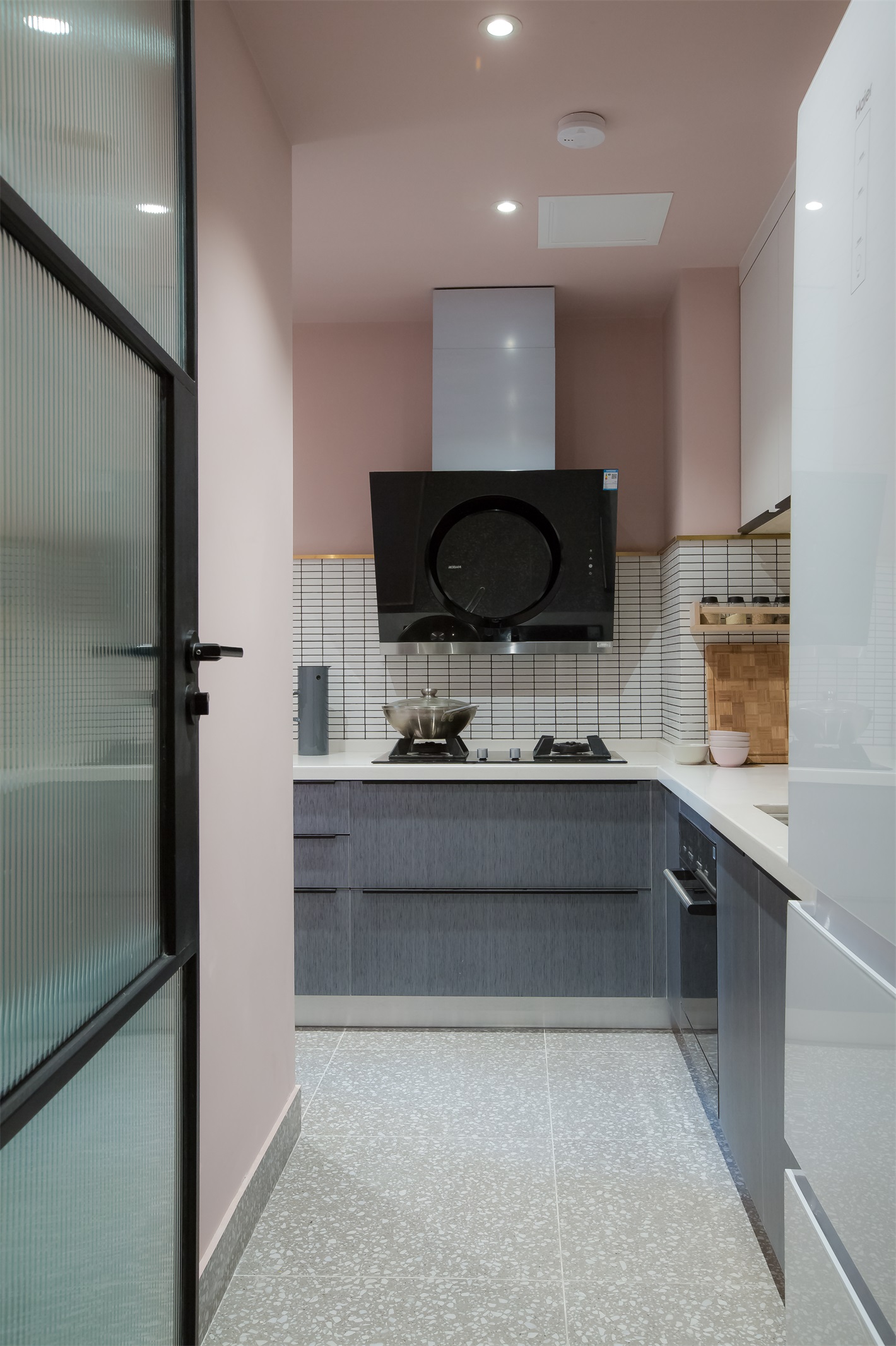 厨房中巧妙利用粉色与灰色碰撞，在白色的过渡下，衍生出一种出乎意料的美感。