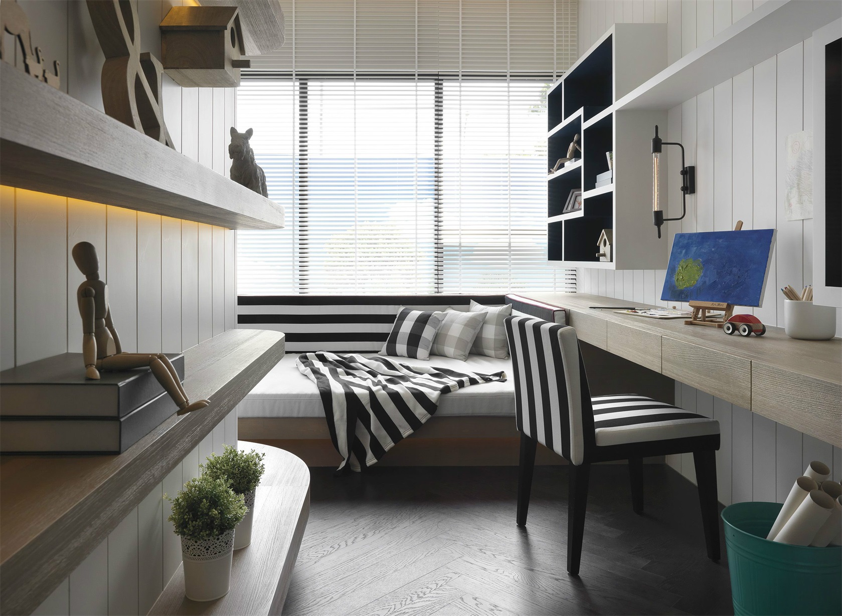 空间通过浅色材质的融合，并利用白色和木色相搭配，恰到好处的打造出休闲区。