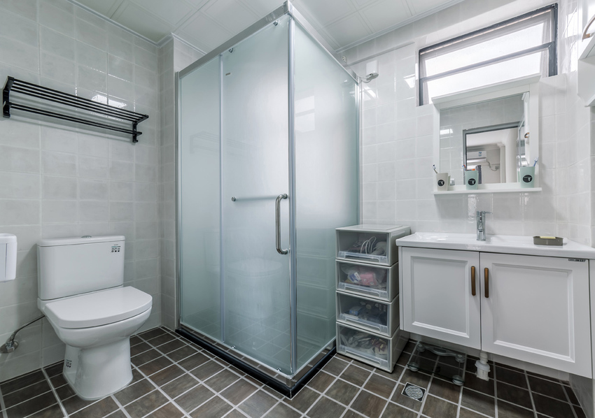 不论是洁具材质还是灯光的组合，卫浴空间都以以收敛的设计手法逐一呈现。
