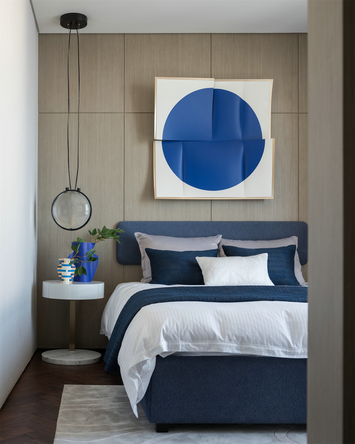 侧卧整体以蓝色与米色相呼应，层次感分明，营造出静谧舒适的氛围。