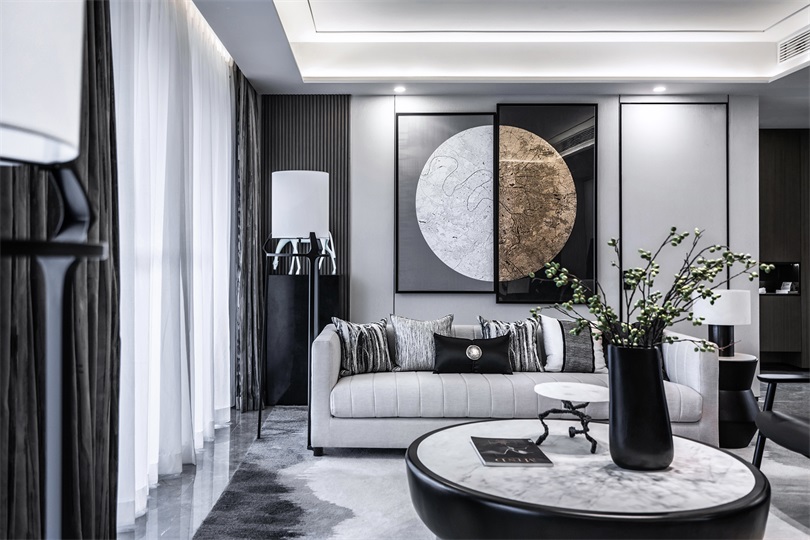 客厅背景墙设计具有个性和品味，配以白色沙发，呈现出优雅庄重的气质。