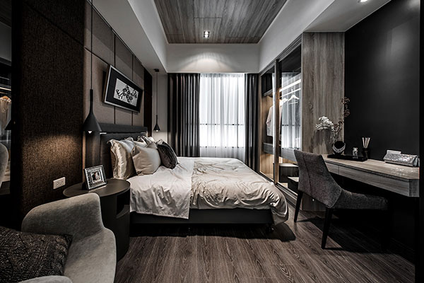 主卧以冷色调为主题，原木色的地板搭配咖色墙面、木质衣柜、打造出舒适的家。