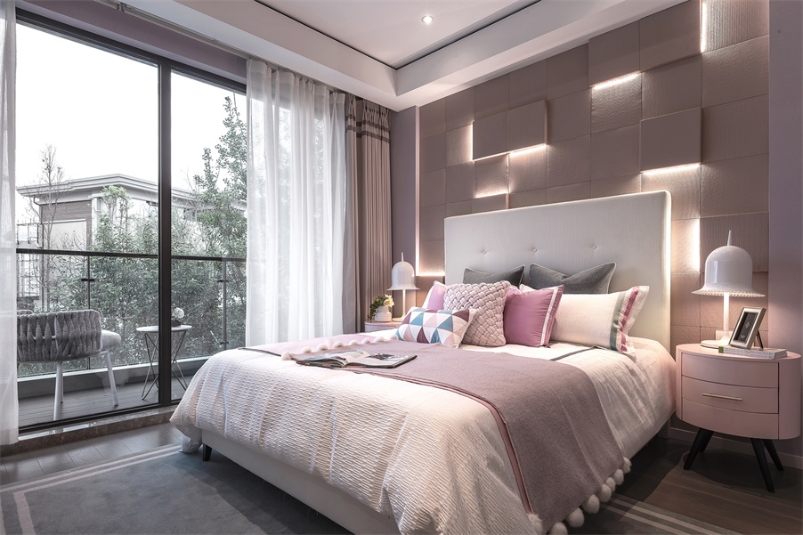 侧卧巧妙运用粉色打造，背景墙加入了灯带，散发出温润柔和的气息。 