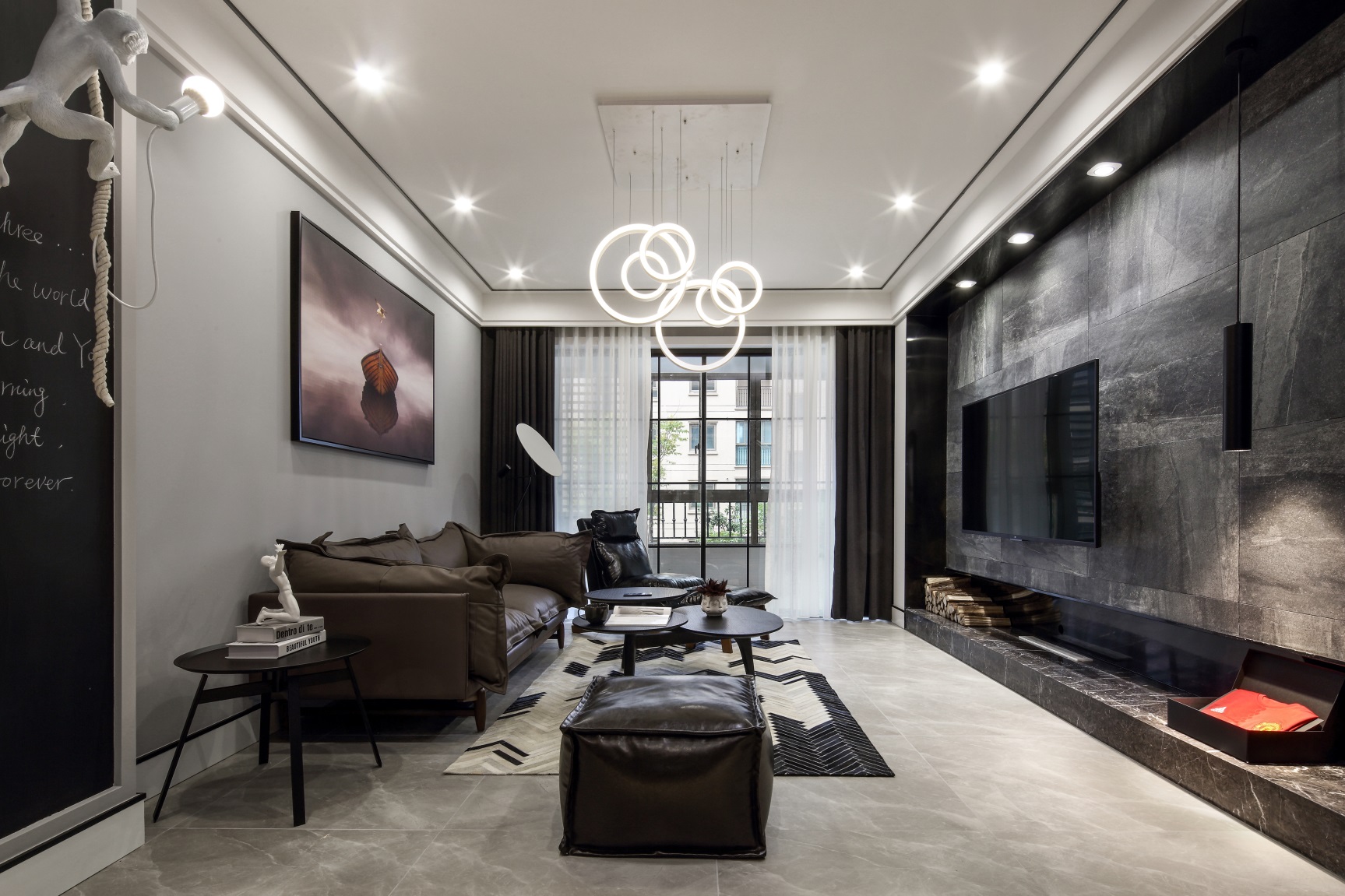 客厅空间引用灰色为基调，并大胆运用灯光与之相对应，达到视觉上的平衡。
