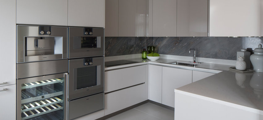 开放式U型厨房，白色石英石台面显得整个厨房非常光亮，嵌入式烤箱干净卫生还不占地。