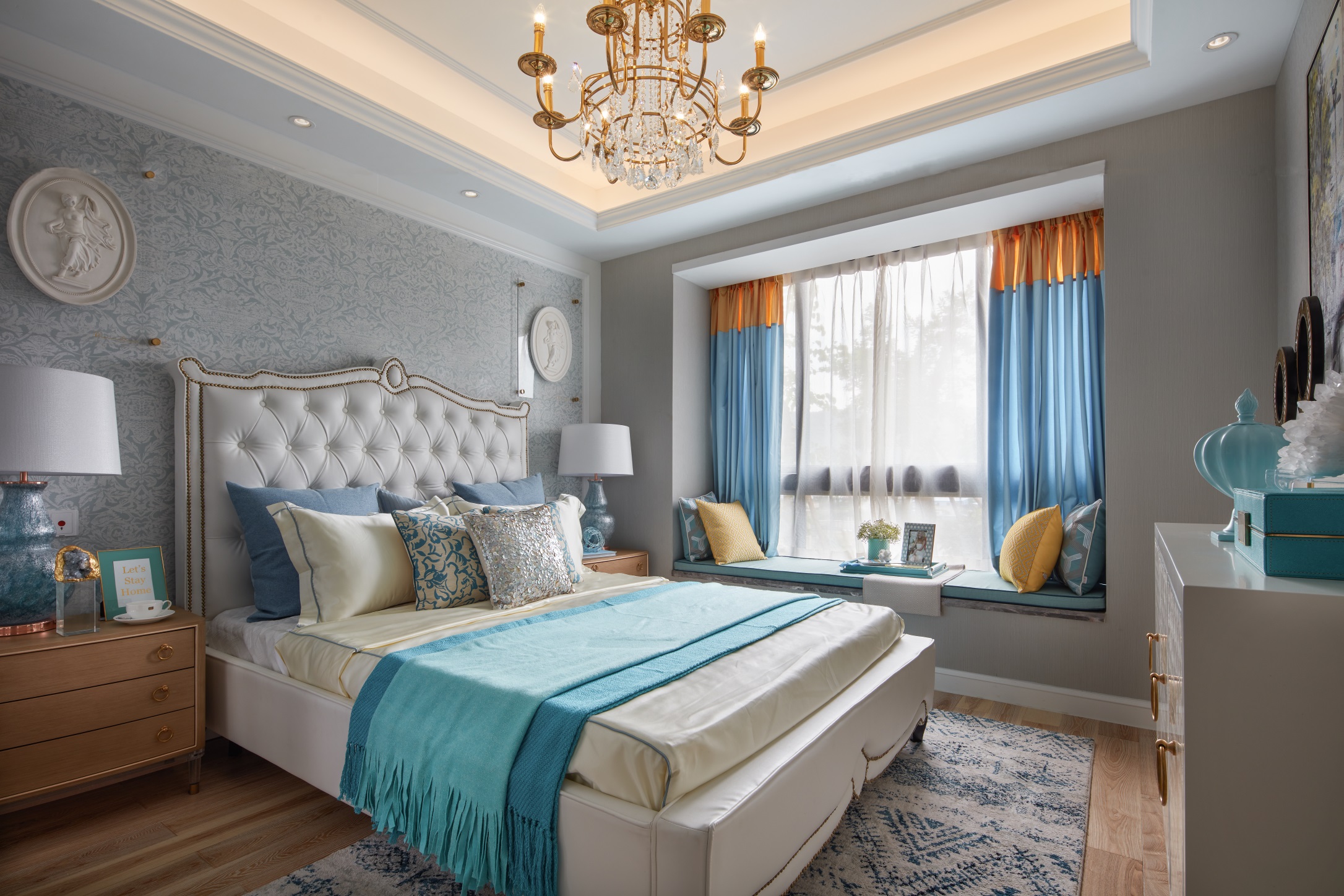 主卧硬装以灰白色为主，加入美式双人床，配以蓝橙色软装点染，增加了空间的精致感。