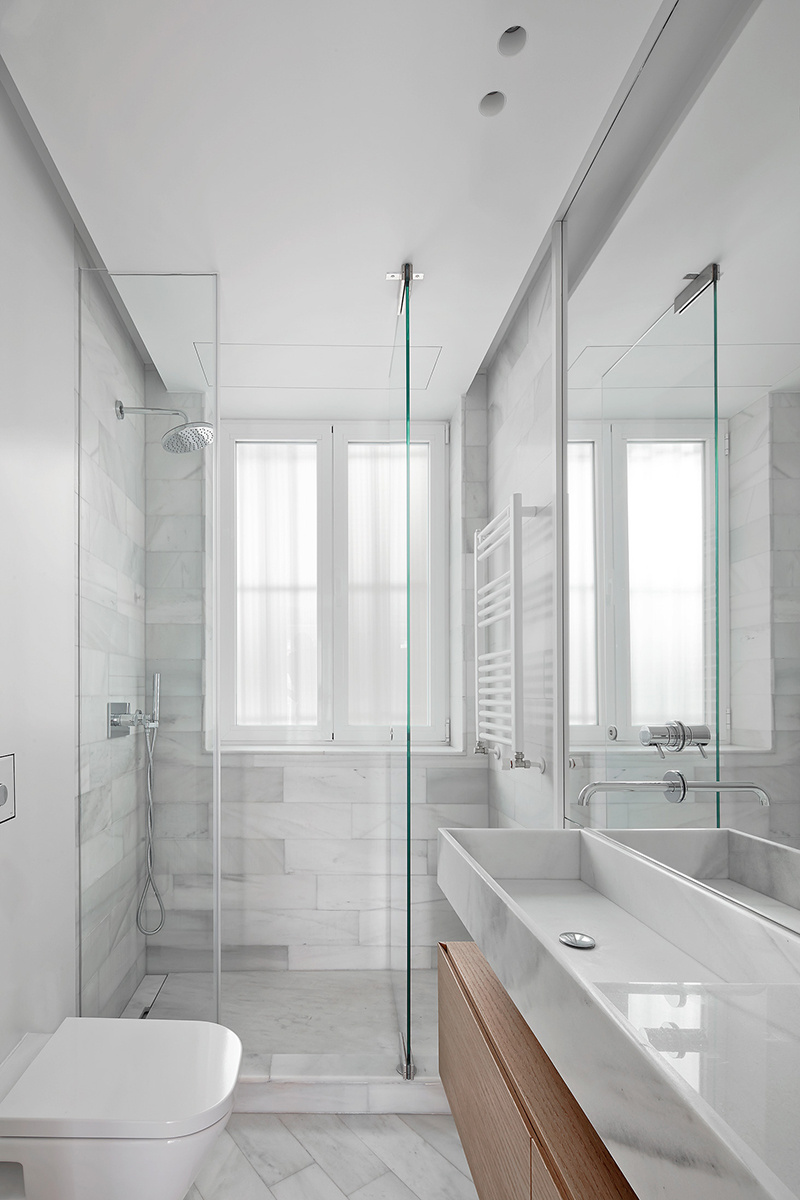 卫浴空间以经典的设计笔触，干湿分离后，空间表现出繁而不乱的视觉观感。