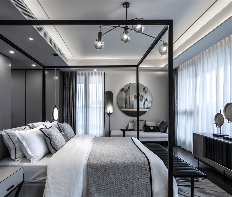 设计师运用古典中式床架营造出古韵的氛围特点，让主卧空间显得更加怡然自得。