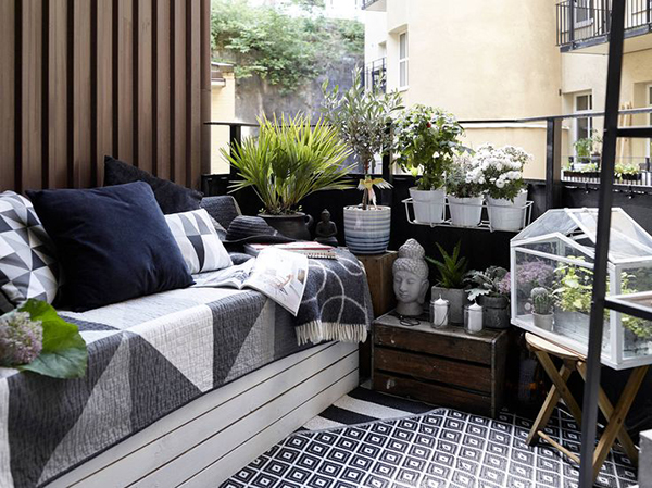 阳台布局紧凑，搭配小型榻榻米和花架，勾勒出高级而舒适的休闲氛围。