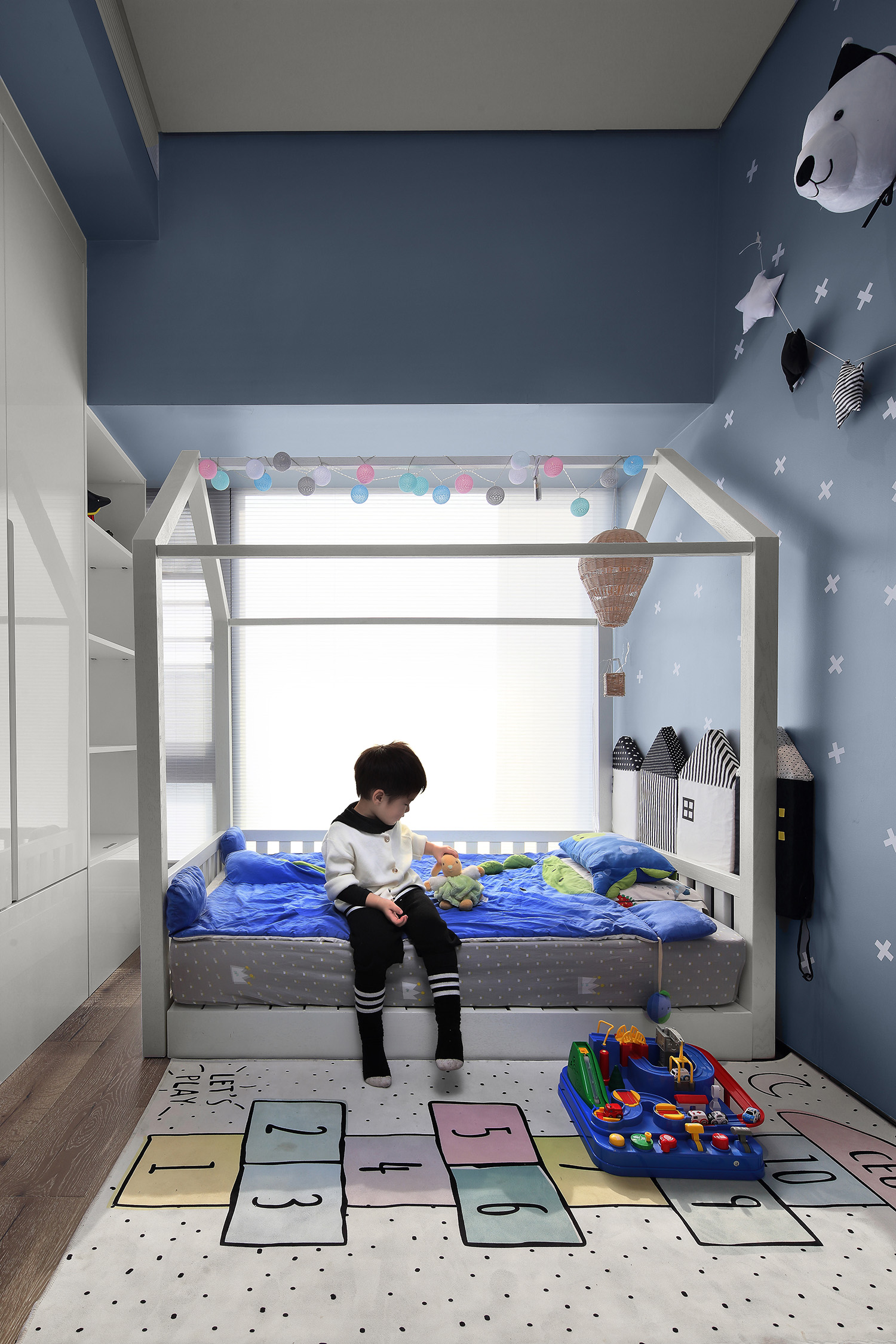 儿童房以蓝色为主，在灯光的运用与上彩取了以线带面的手法用来突出空间层次感。