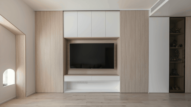 电视机背景墙设计简约，最大限度地增加客厅的收纳空间，又保证了视觉的宽敞。