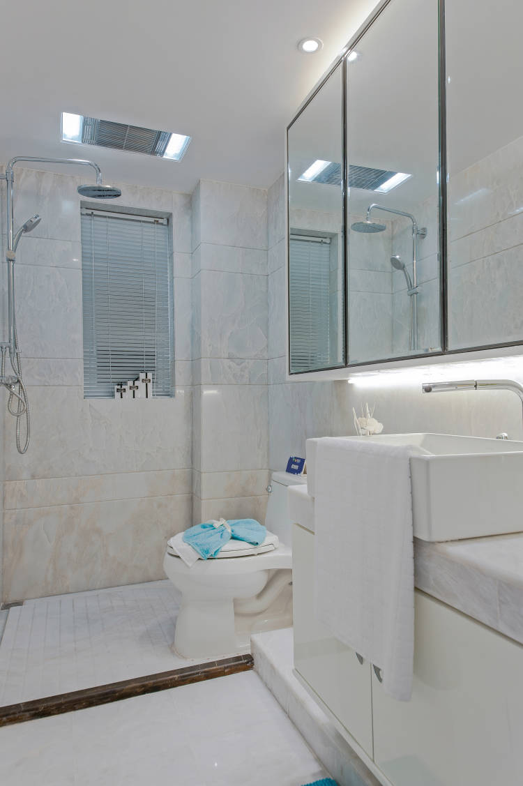 卫生间以白色为基调，结构紧凑，洗手池层次分明，搭配明镜装饰，空间亮度较好。
