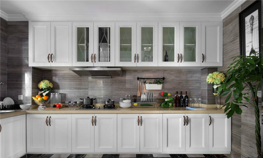 橱柜、工作台与背景墙色感糅合，不仅令空间显得大气，也是烹饪环境更趋舒适。