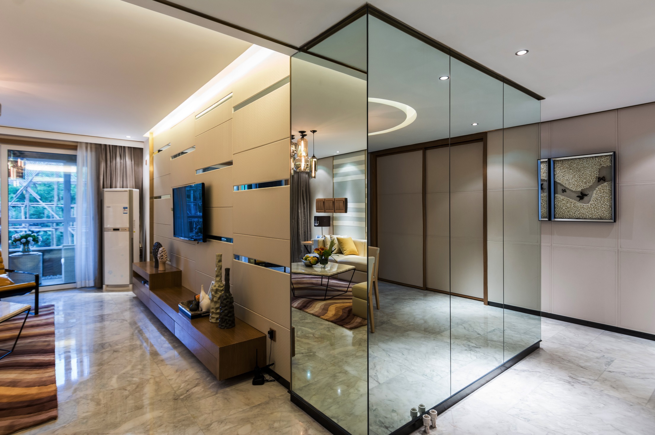 走廊处大面积铺设面镜，提高室内光感的同时，增加了室内的装饰氛围。