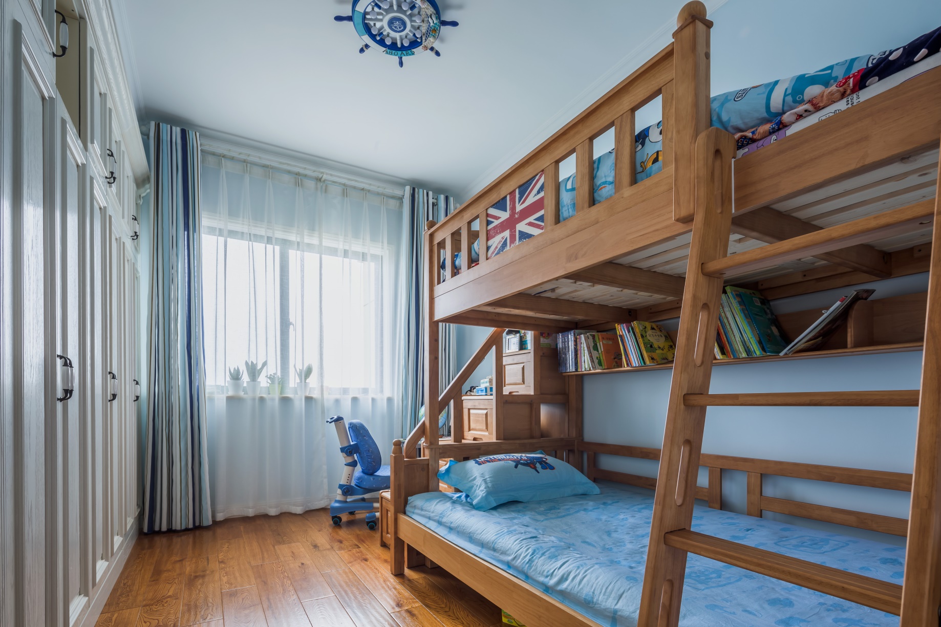 上下床节省空间，为娱乐区域留出空间，面墙衣柜设计增添儿童房收纳功能。
