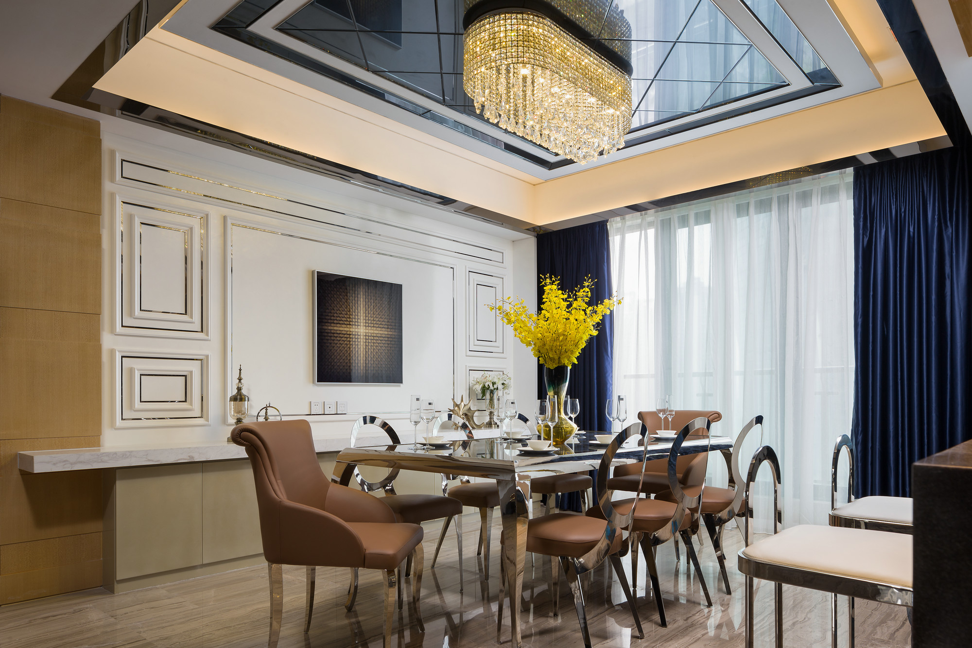 餐厅设计优雅大气，在护墙板的勾勒下，餐桌椅精致高贵，充满格调感。